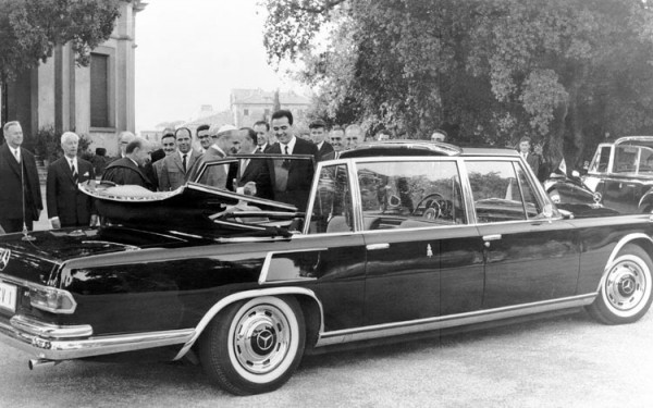 112_0712_12z1965_mercedes_benz_600_pullman_landaulet_popemobilerear_three_quarter_view.jpg