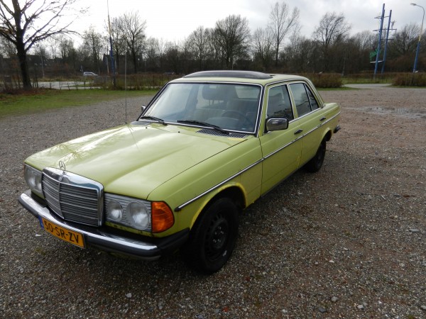 Mercedes 300D Mimosengelb.jpg