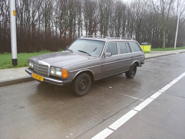 Mercedes 300TD grijs.jpg